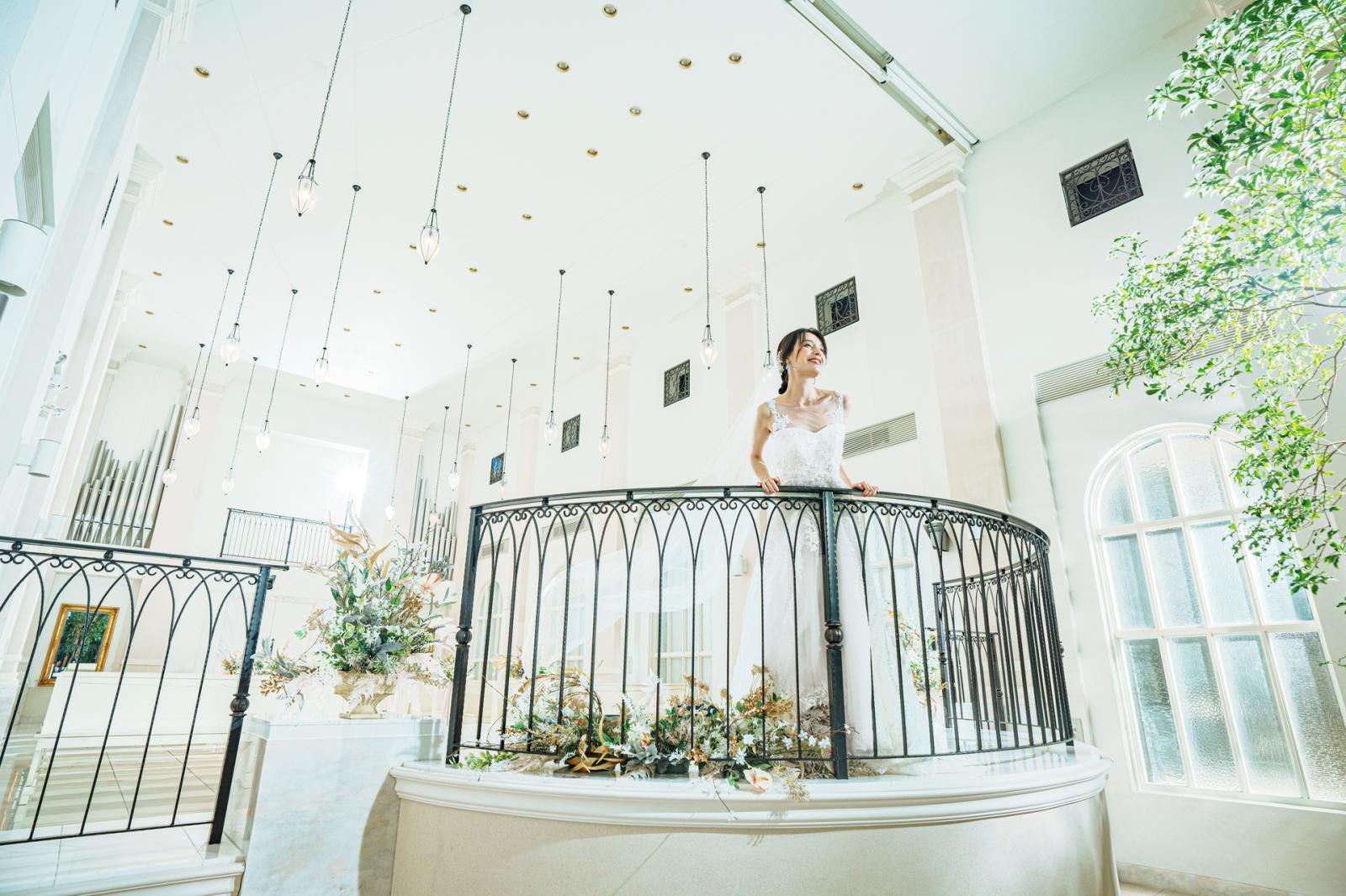 花嫁姿が映える、フォトジェニックな円形祭壇