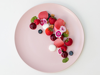 お料理の最後の仕上げにパティシエ特製のスイーツで幸せのひとときを