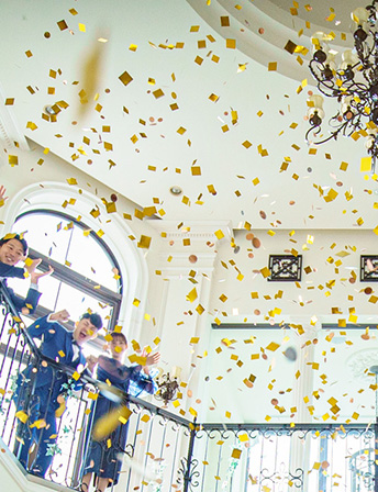 2階まで吹き抜けの開放的なロビー・エントランス