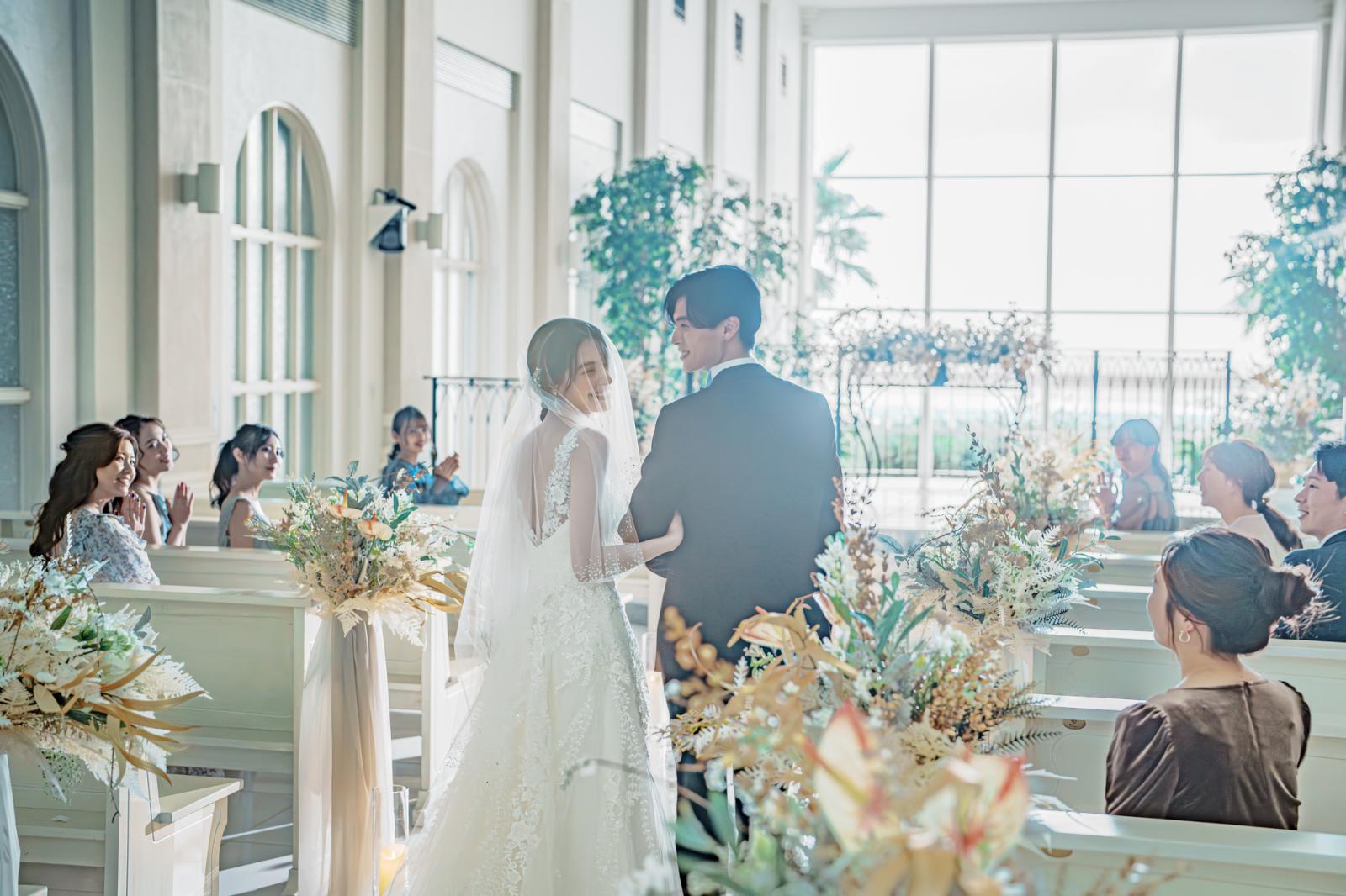 水平線を眺めながらの感動的な挙式が叶う