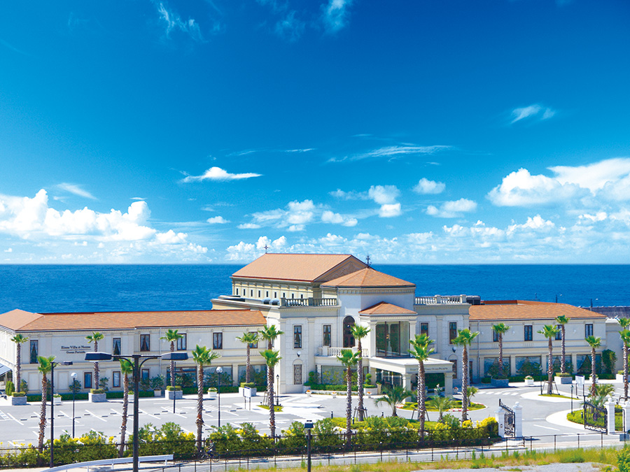 3300坪もの広大な敷地の向こうに広がるのはどこまでも続く海！