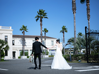 青い海と空に囲まれて佇む邸宅がふたりとゲストを非日常の世界へ誘う