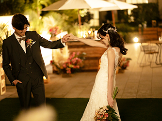 キャンドルが煌めくガーデンはまるで海外ウェディング