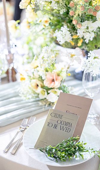 ペーパーアイテムやテーブルクロスにもこだわって