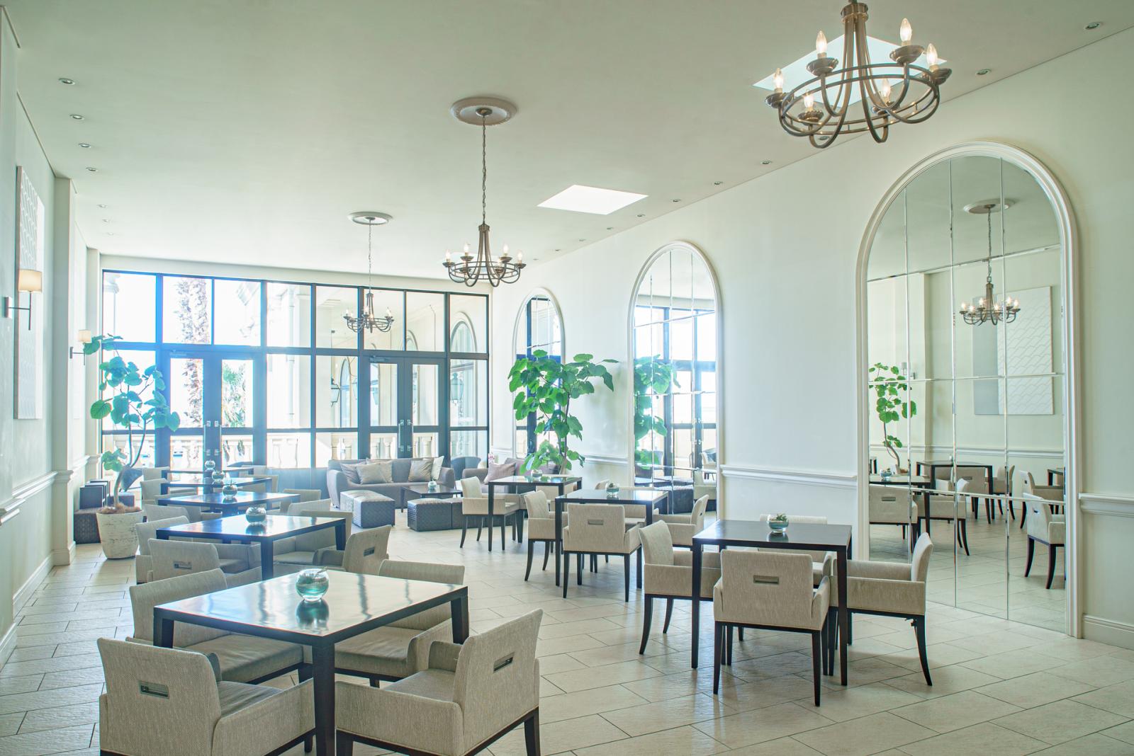 挙式までの待合スペースは海を眺めるテラス付き。広々とした空間でゆったり寛げる