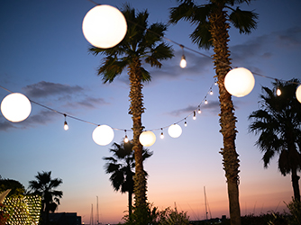 ナイトウェディングは少し雰囲気を変えたスタイリングを