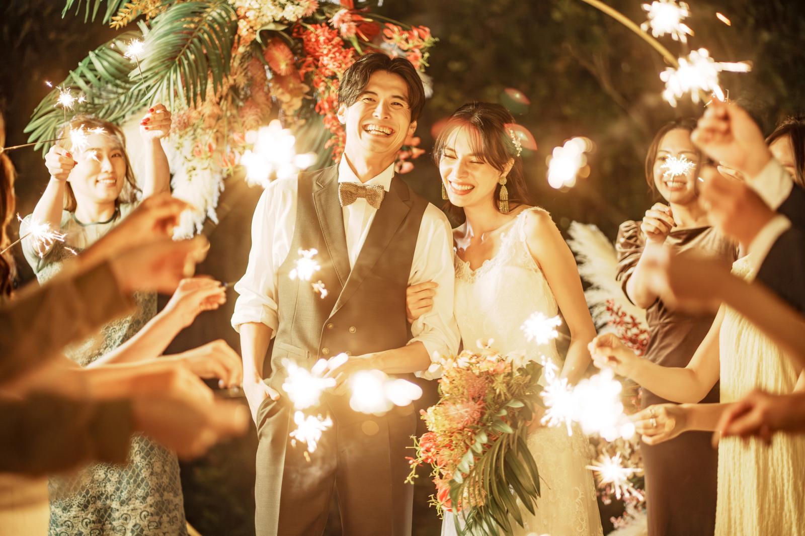 ゲストと一緒に手持ち花火を持てば、よりオシャレな雰囲気に