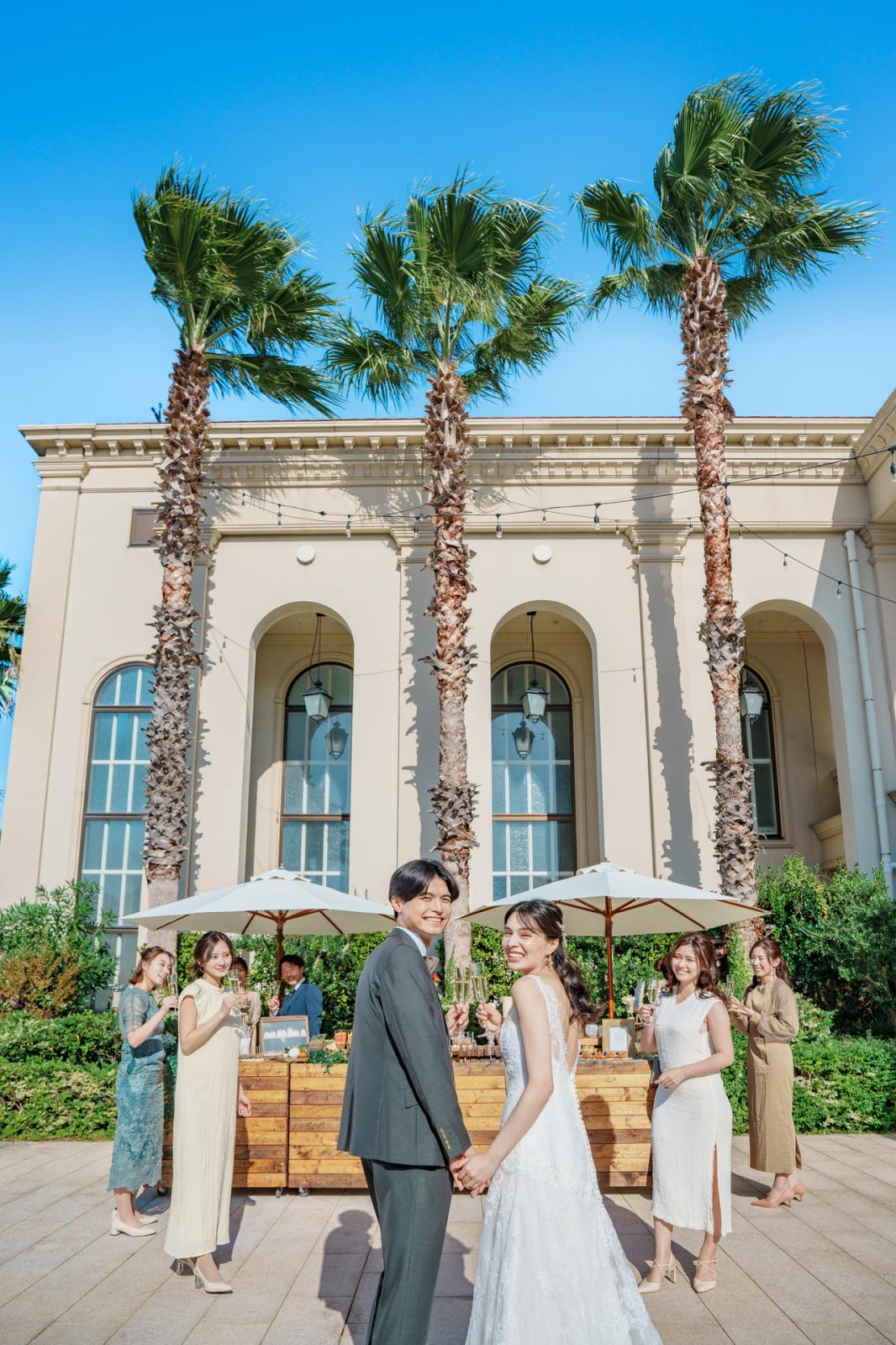 青空の下でゲストと一緒にウェルカムパーティやデザートビュッフェを楽しもう