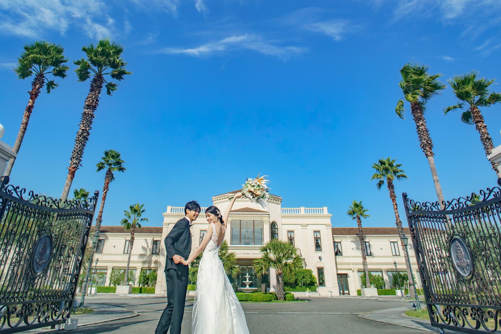 ヤシの木が風に揺れるシーサイドリゾート。海のすぐそばだからこそ感じられる非日常感を楽しんで