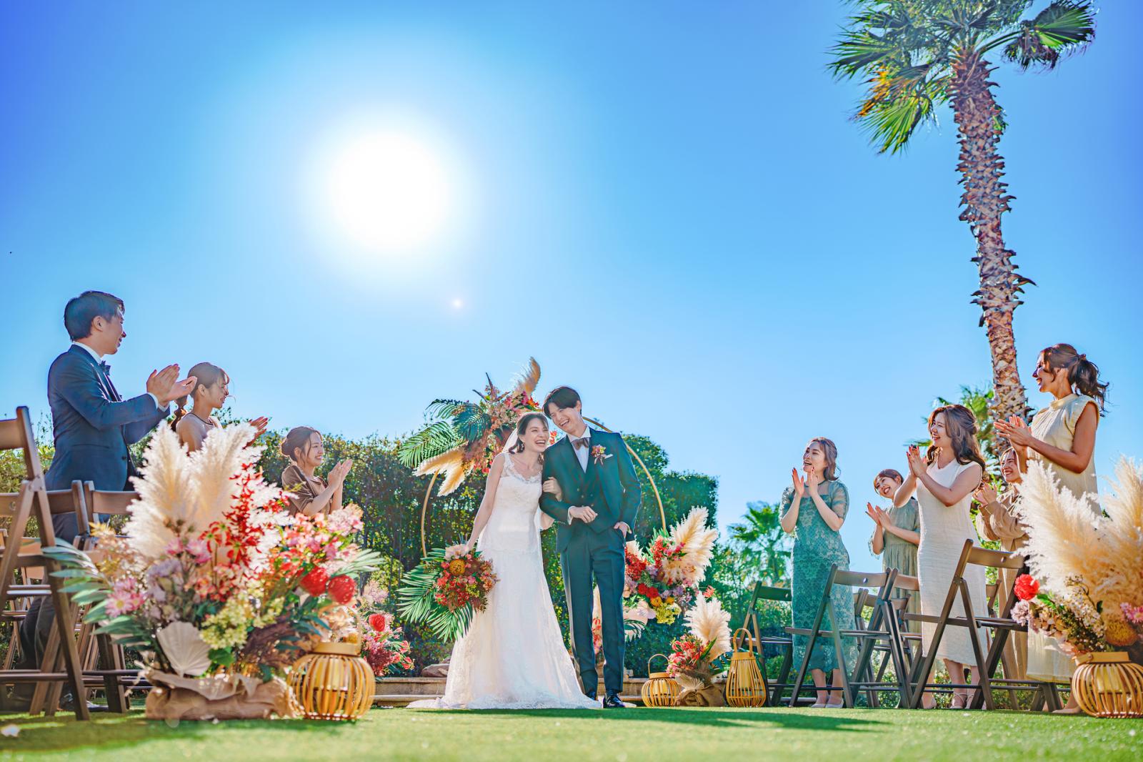 青い空が広がるプライベートガーデンでの挙式も叶う
