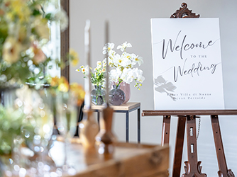 受付にご用意されるウェルカムボードを会場前に移動して 雰囲気を変えた写真撮影も