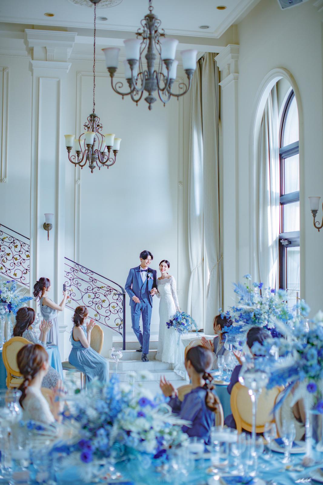 視線をひとりじめにする大階段入場もおまかせ!挙式とも少し違う、リラックスした笑顔でゲストに応えよう