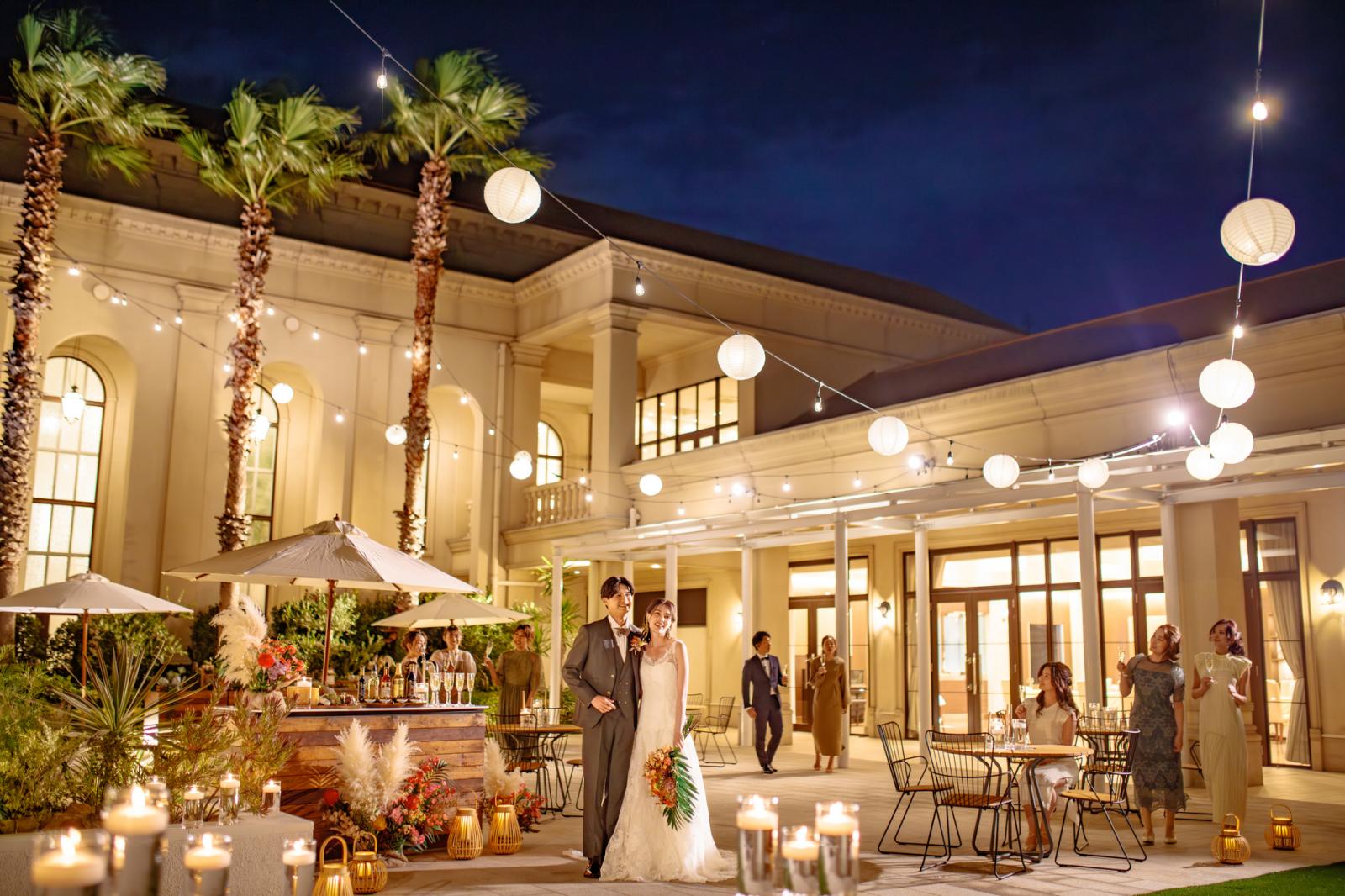 ドリンクを片手にカジュアルなガーデンパーティー