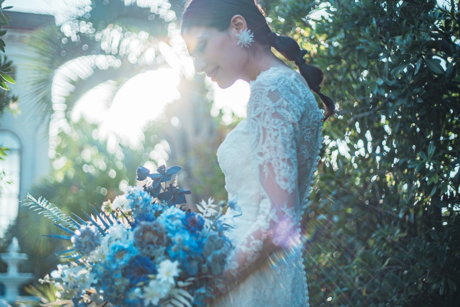 海、空、光に祝福され、永遠の愛を誓う