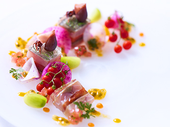 添える食材、盛り付け、ひとつひとつにこだわった1品を考えます。