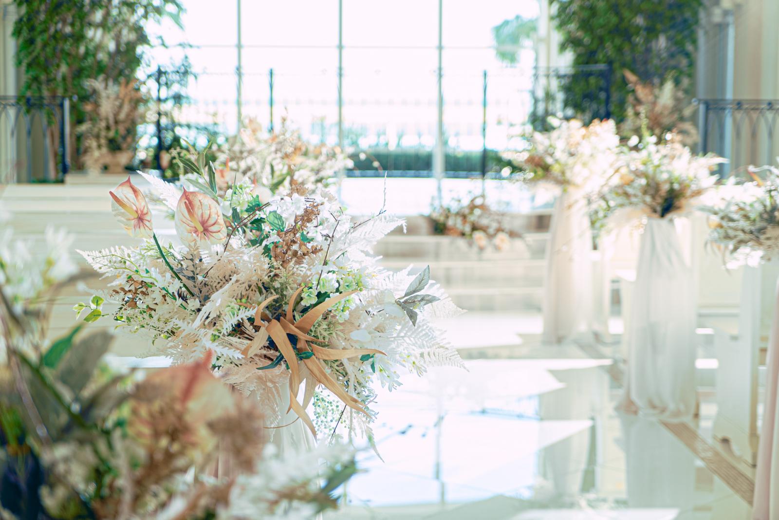 純白のバージンロードが自然光に照らされ花嫁を美しく輝かせる