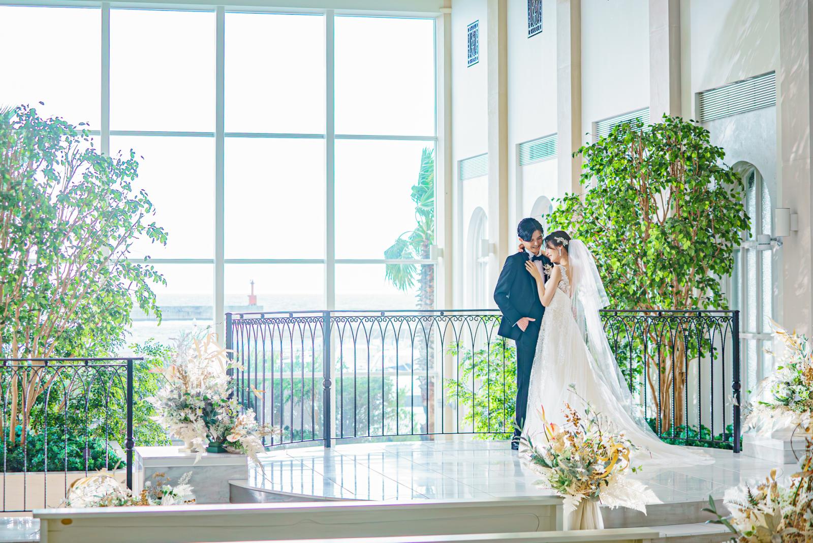 祭壇の奥には青い海と大空が広がる
