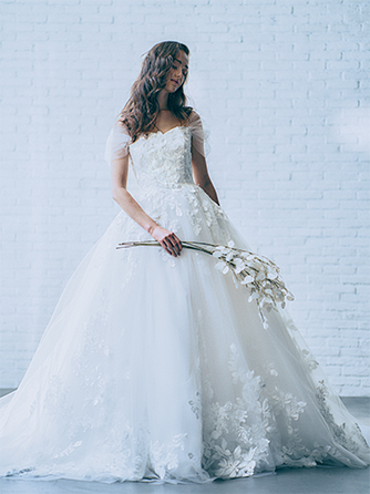 歩くたびに揺れるドレスラインの美しさ