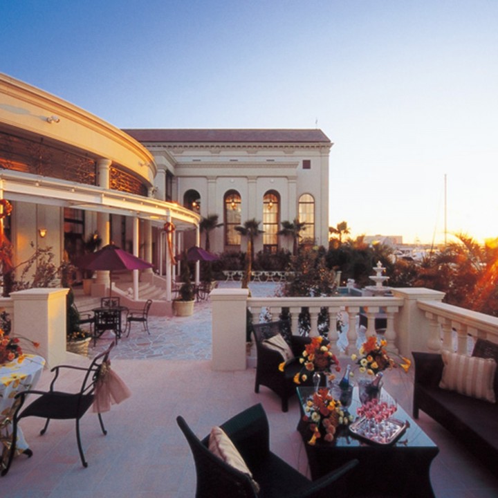 夕陽が沈み夜へと向かう時間帯には、刻々と移り変わる海と空の景色がゲストの目を楽しませる