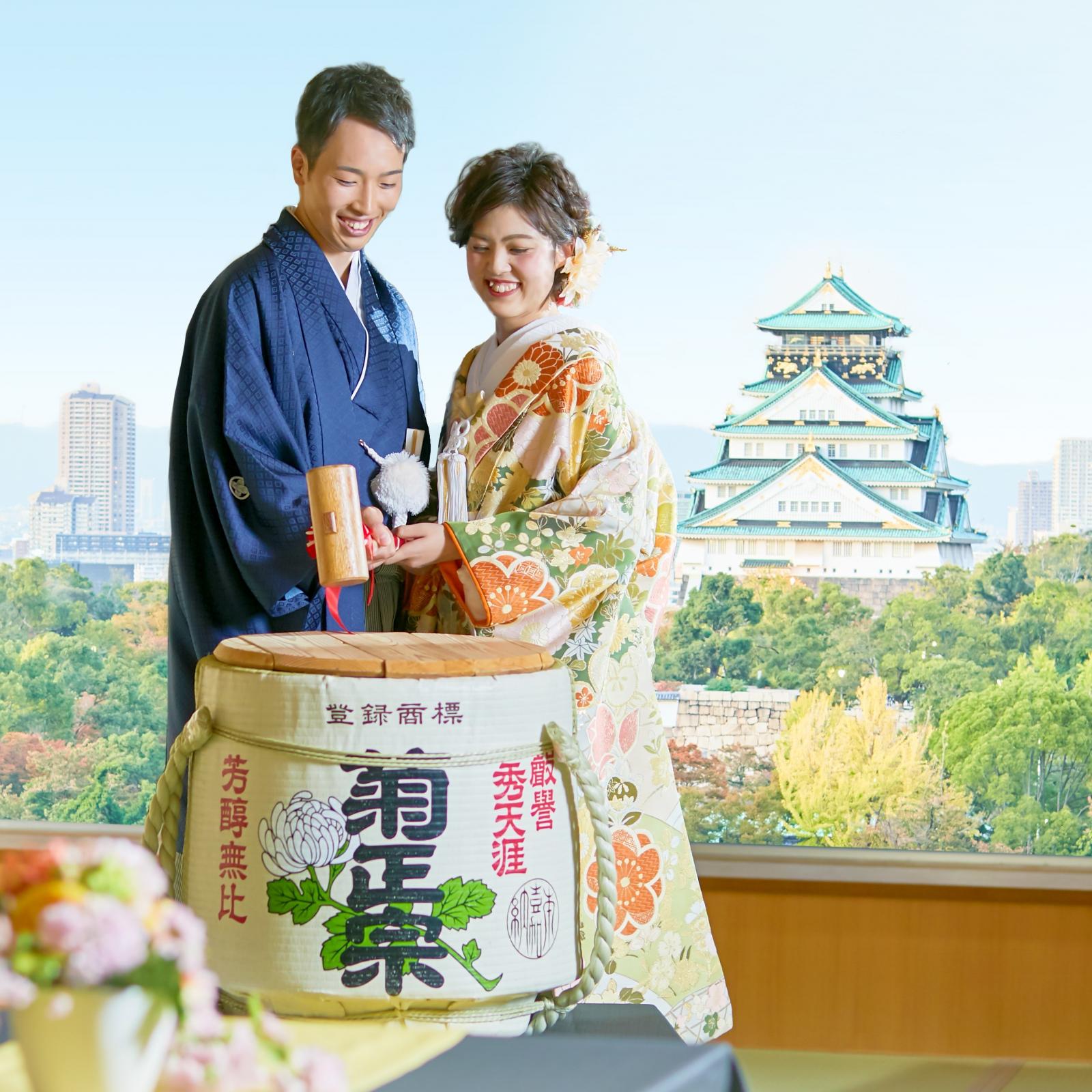 「鏡を割って運を呼ぶ」と言われている伝統的な演出。幸せな一日のはじまりに◎