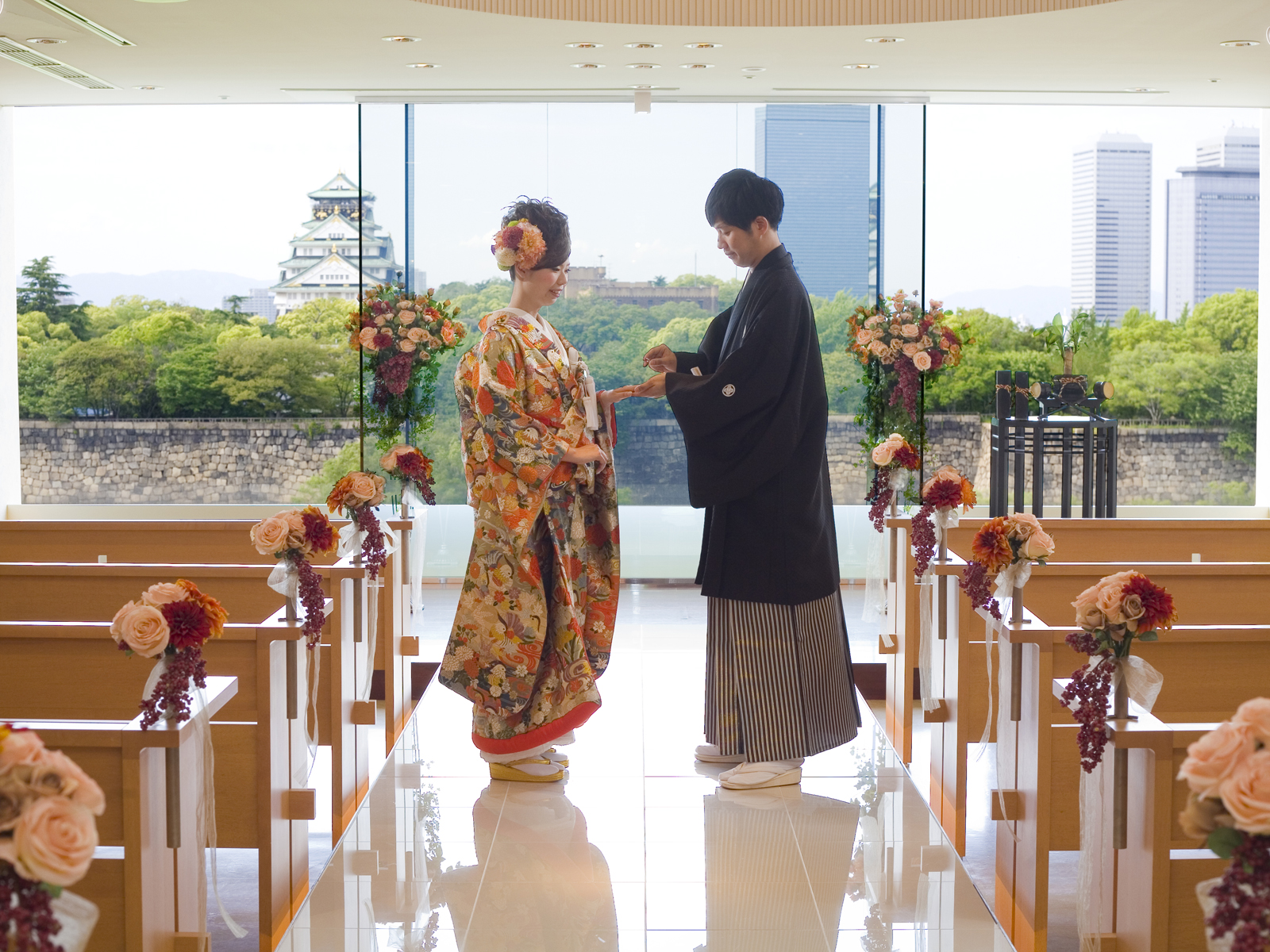 和を取り入れたい方におすすめ。大阪城を背に和風人前式がかなう。