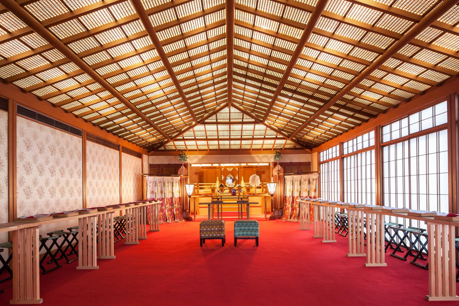 歴史ある生國魂神社のご神職により厳粛な雰囲気のなか執り行われる神前式