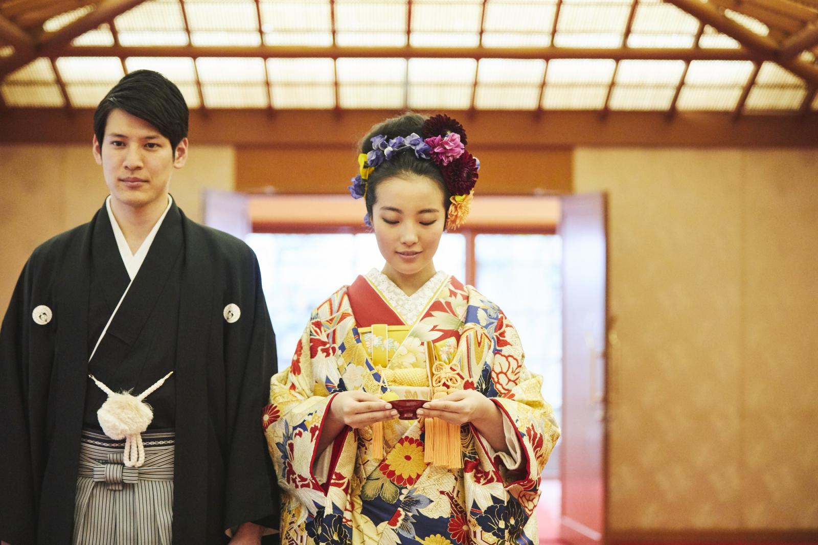 清々しい神殿に足を踏み入れれば花嫁の美しさは一層あでやかに