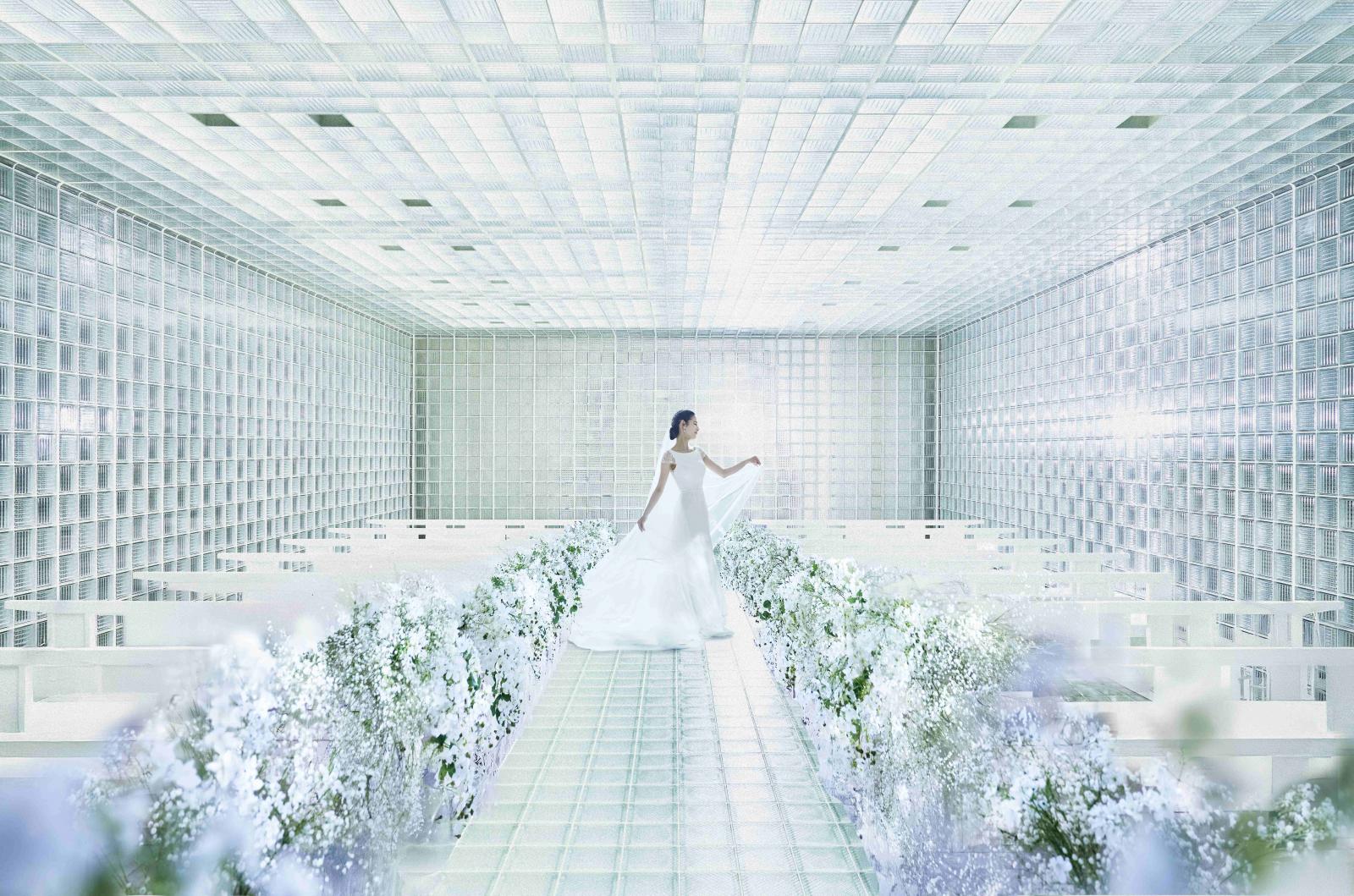 グッドデザイン賞も受賞した現代建築のチャペル。どこにいても自然光が花嫁を一層美しく彩るチャペル