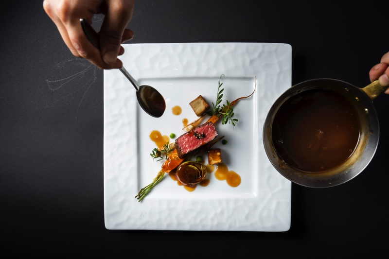 「料理が忘れられない」「シェフのこだわりを感じ、ゲストにも食べてほしいと思った」と、料理に惚れ込むおふたりが多い当館。フェアでは、炎のフランベ演出体験＆シェフスペシャリテメニューの無料試食が叶う