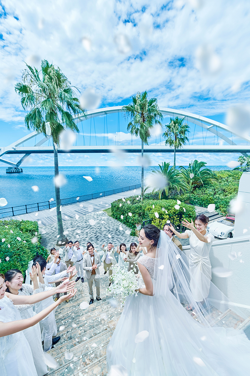 一面の青空に映える白亜のチャペルでの結婚式の後は、海に向かう大階段で行うアフターセレモニーが人気