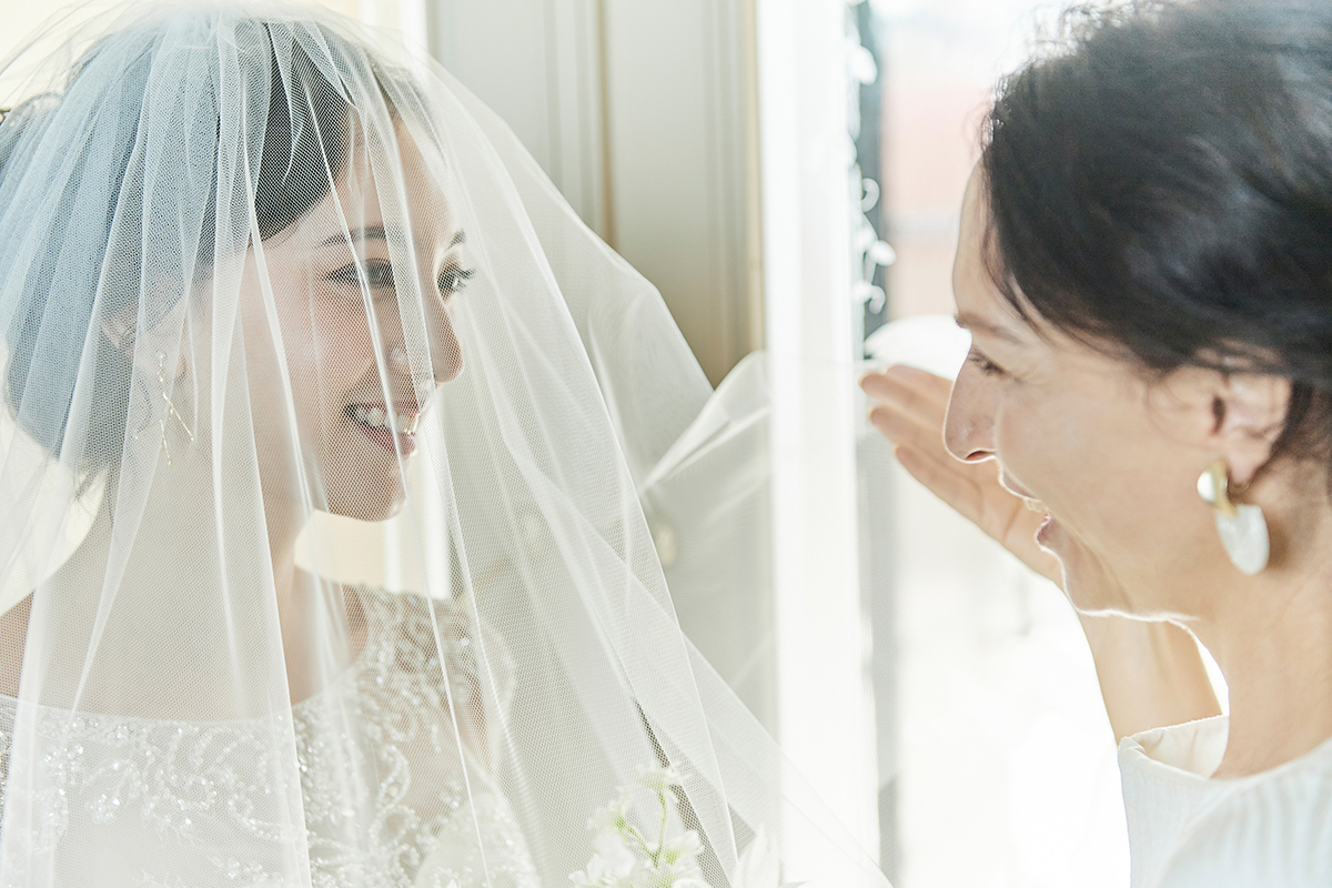 たっぷりの自然光が射し込む明るいチャペルは、ゲストとの距離が近く祝福を間近に感じられる
