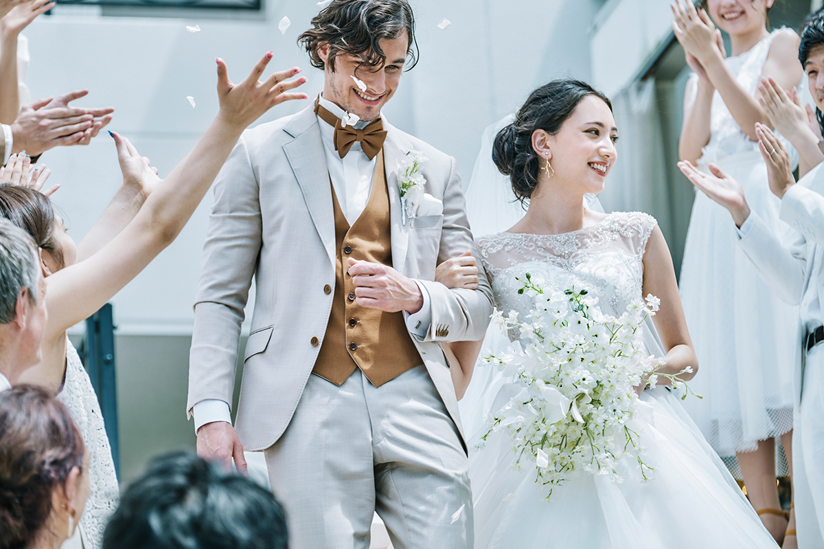 一面の青空に映える白亜のチャペルでの結婚式の後は、海に向かう大階段で行うアフターセレモニーが人気