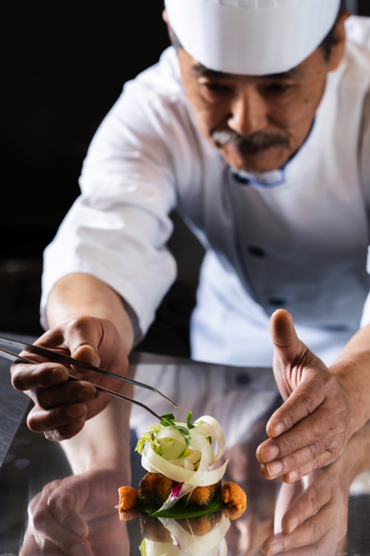 料理に真摯に向き合うシェフの姿。特別な1日を飾る1品を誠意を持って創り出す