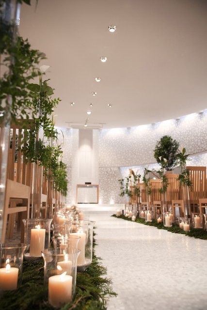 キャンドルの光と天井から降り注ぐ陽光が合いまってナチュラルウエディングが叶います