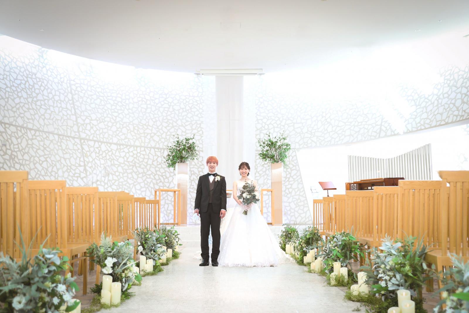 天井から自然光が降り注ぐ明るいチャペル