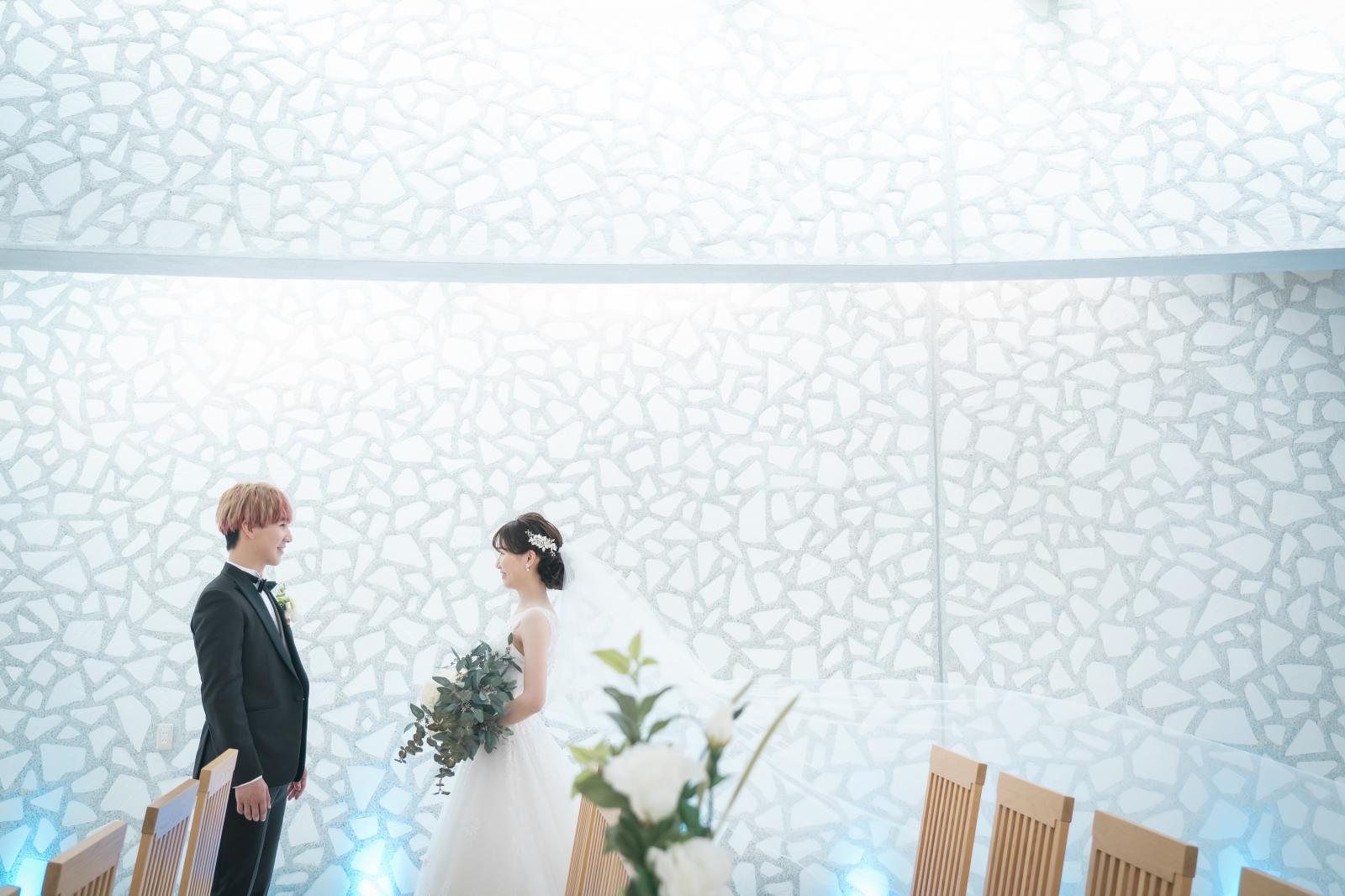 天井から自然光が降り注ぐ明るいチャペル