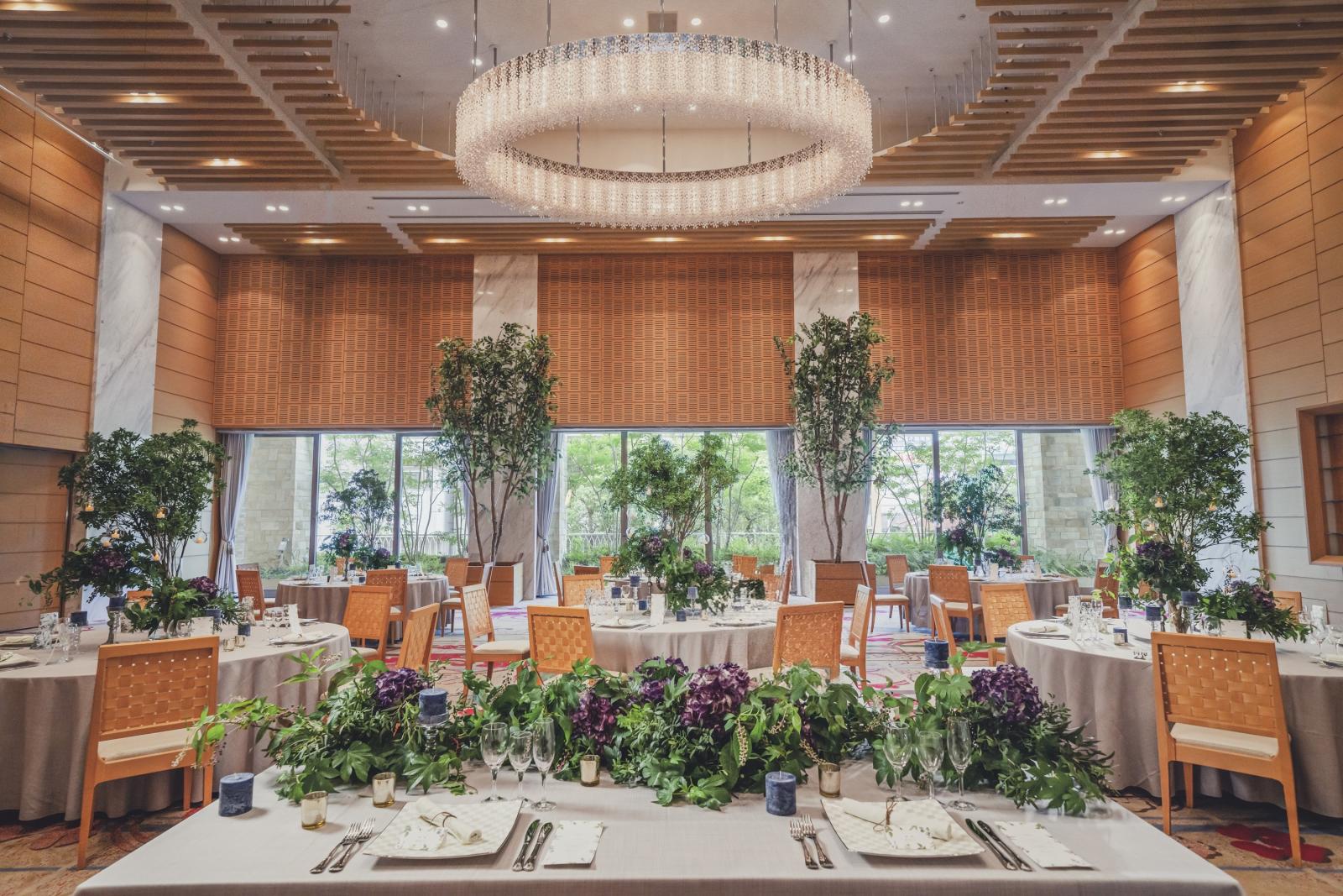 開放的な披露宴会場はどんなコーディネートも映える