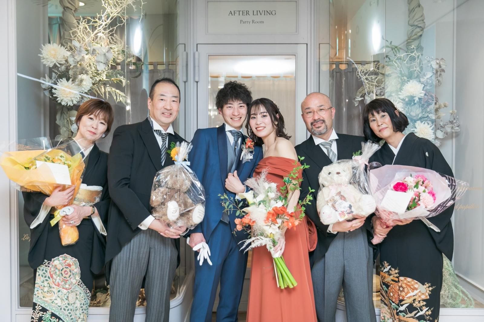 結婚式後に撮影する、ご家族との記念の一枚