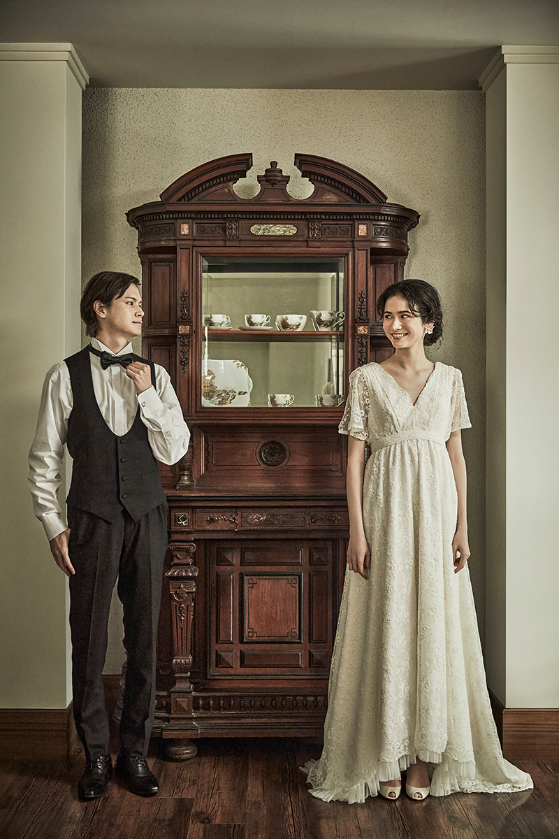 アンティーク家具の前も絵になる