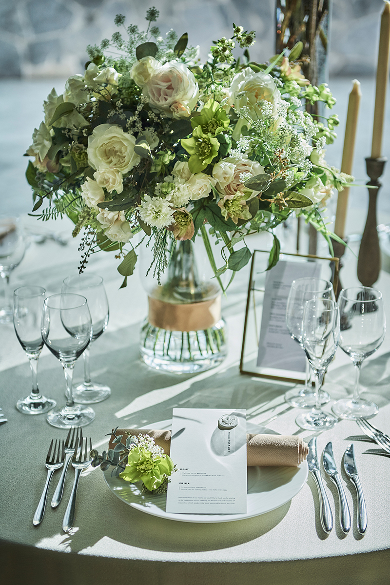 クロス、お花、ゲストのために用意したメニューやネームカードが、ふたりのパーティのエッセンス