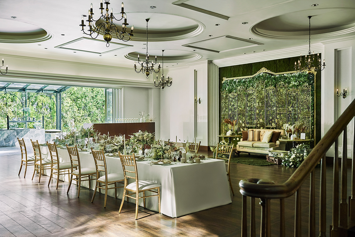 大きな窓からたっぷりの自然光が射し込むパーティ会場