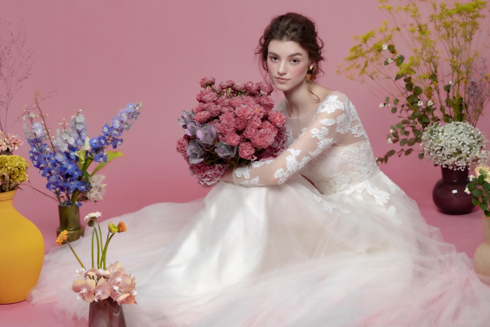 自由に、自分らしいウエディングを選ぶ人のための、軽やかでプレイフルなドレススタイル