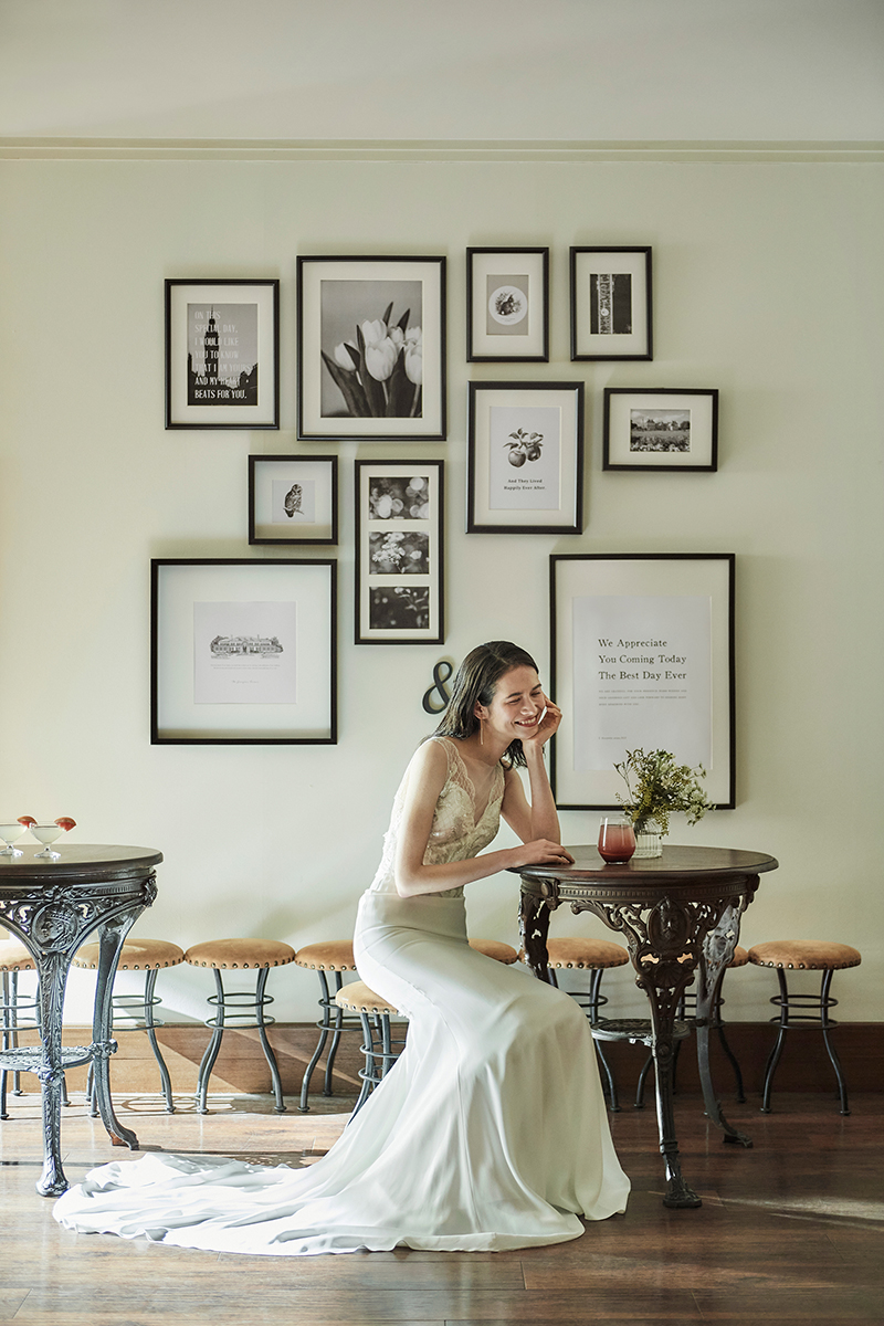 ウォールフレームに幸せの文字が並ぶ