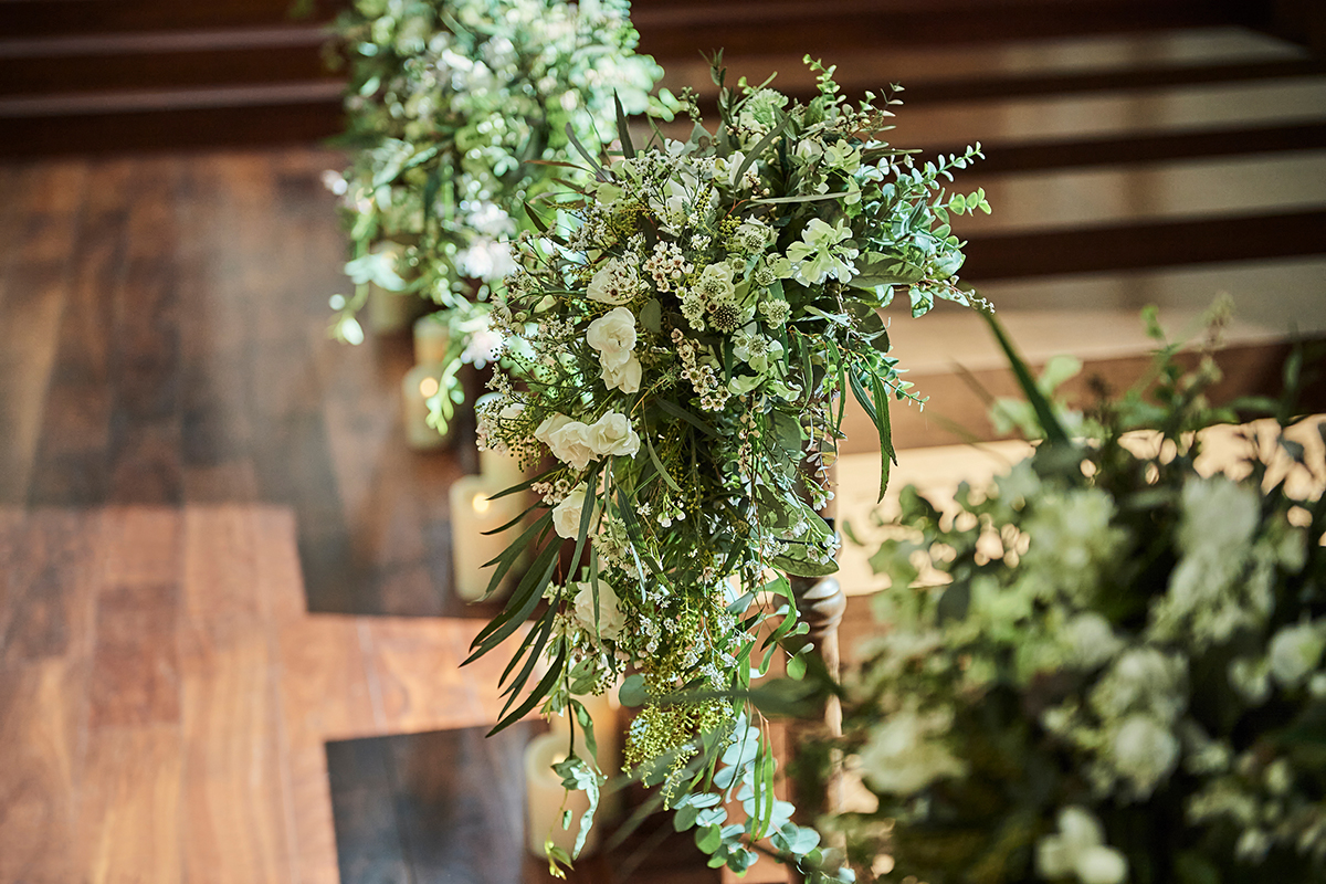 天井から差し込むやわらかな光が、木目調のチャペルをあたたかに照らします。