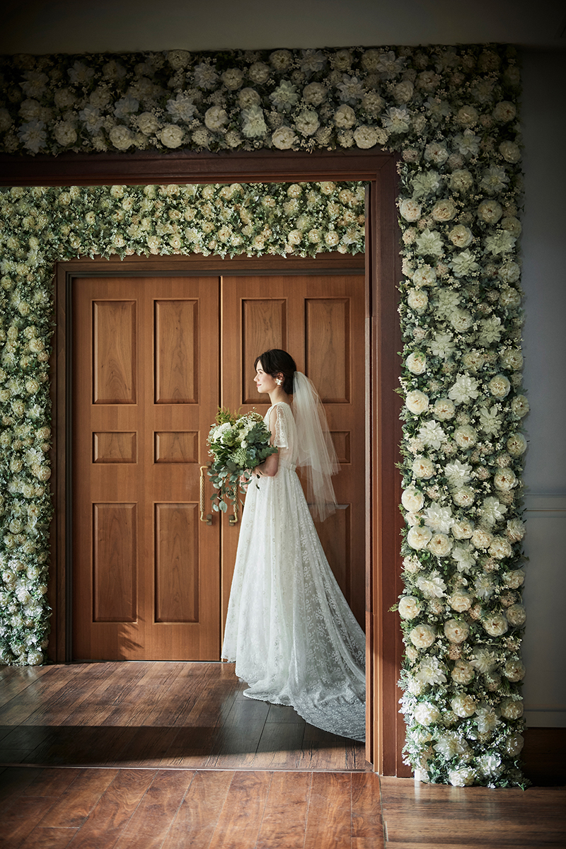 挙式会場前の扉もグリーンに包まれ、あたたかな雰囲気に