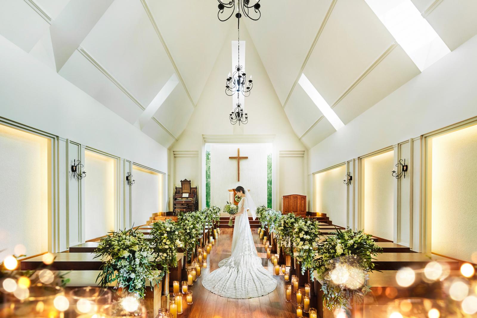 木目を基調とした光あふれる「木の教会」で、感動のセレモニーを。天井高・バージンロード10mの開放的なチャペル。温もりを感じられる空間で、ゲストと過ごす誓いのひと時