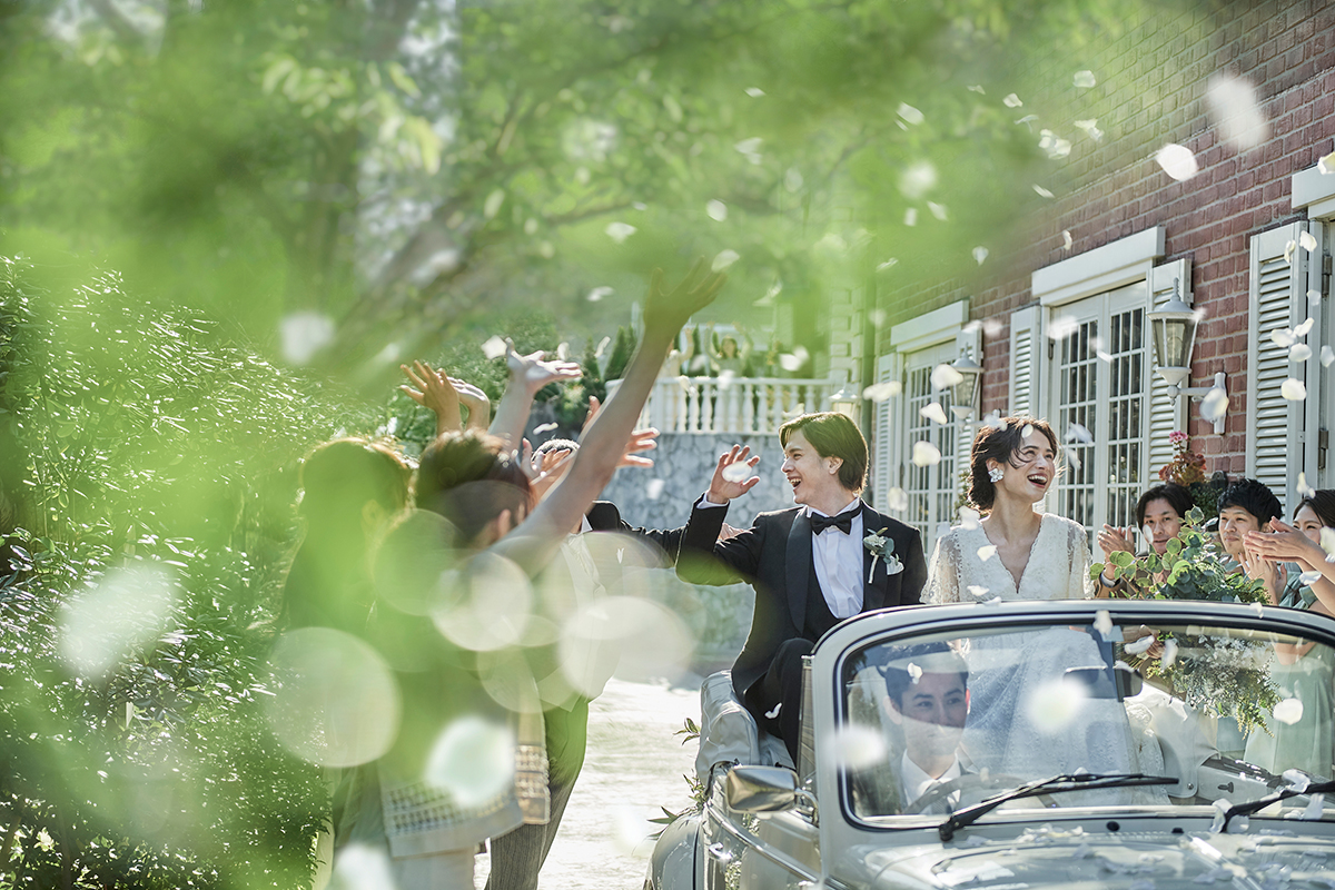 並木道でのフラワーシャワーはゲストからの祝福を