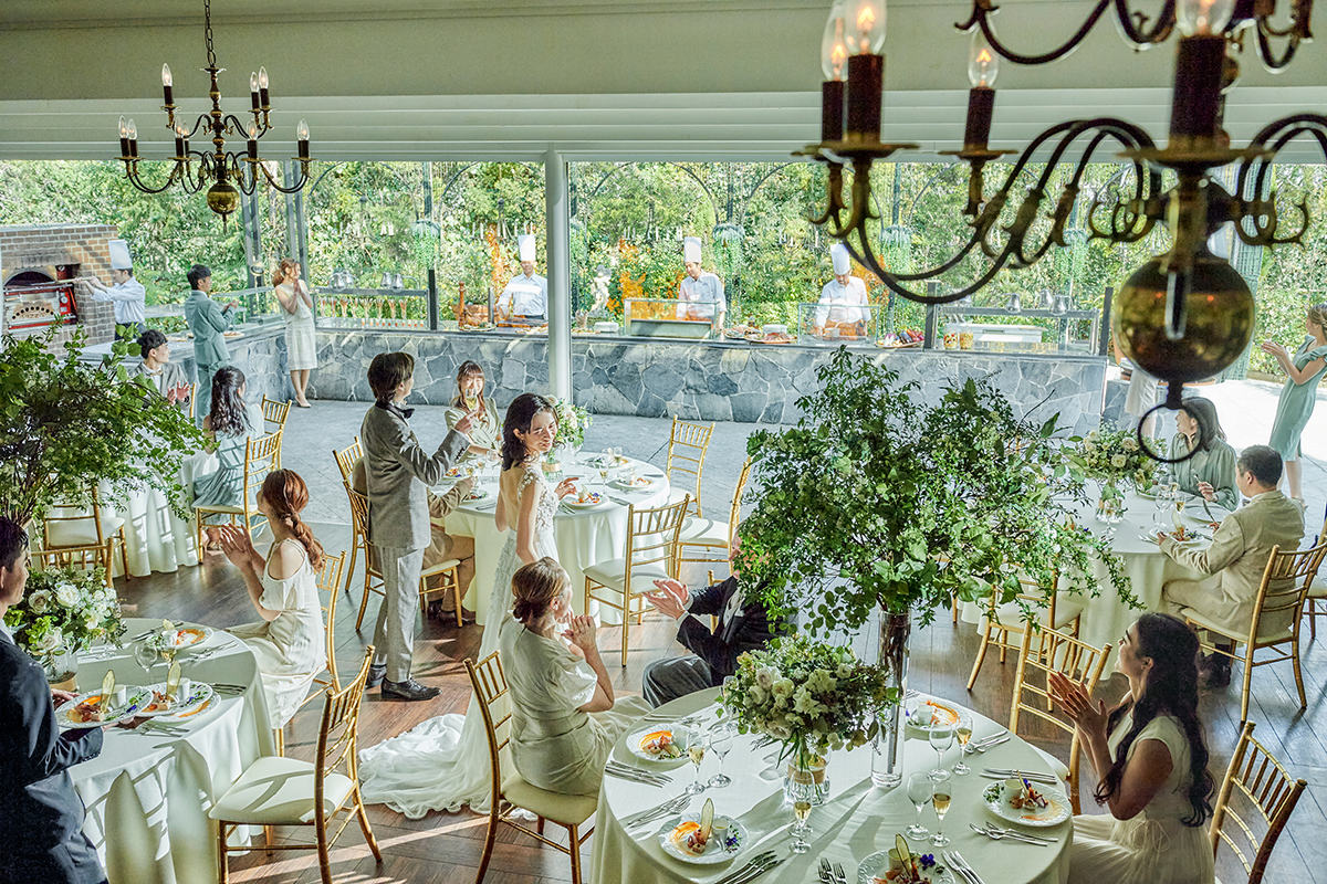 豪快に炎が舞う料理演出「シェフズダイニング」が大人気！「こんなパーティ初めて」とゲストにも大好評