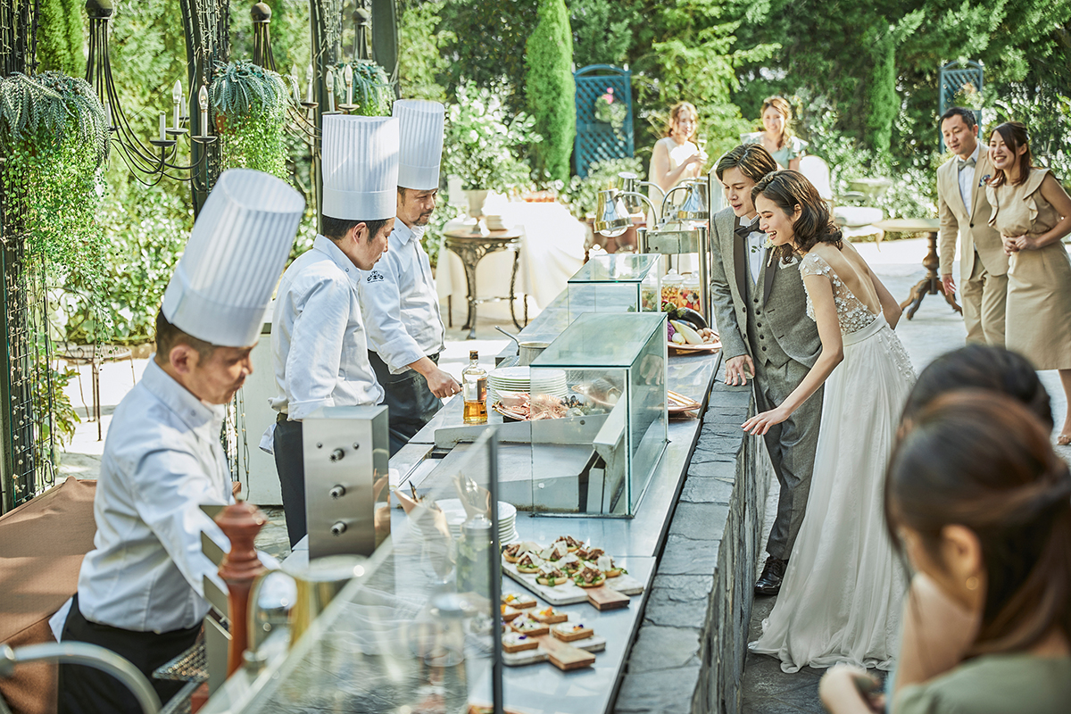 実際に足を運べるガーデンテラスには、ゲストをもてなすためのお祝いの料理が並ぶ