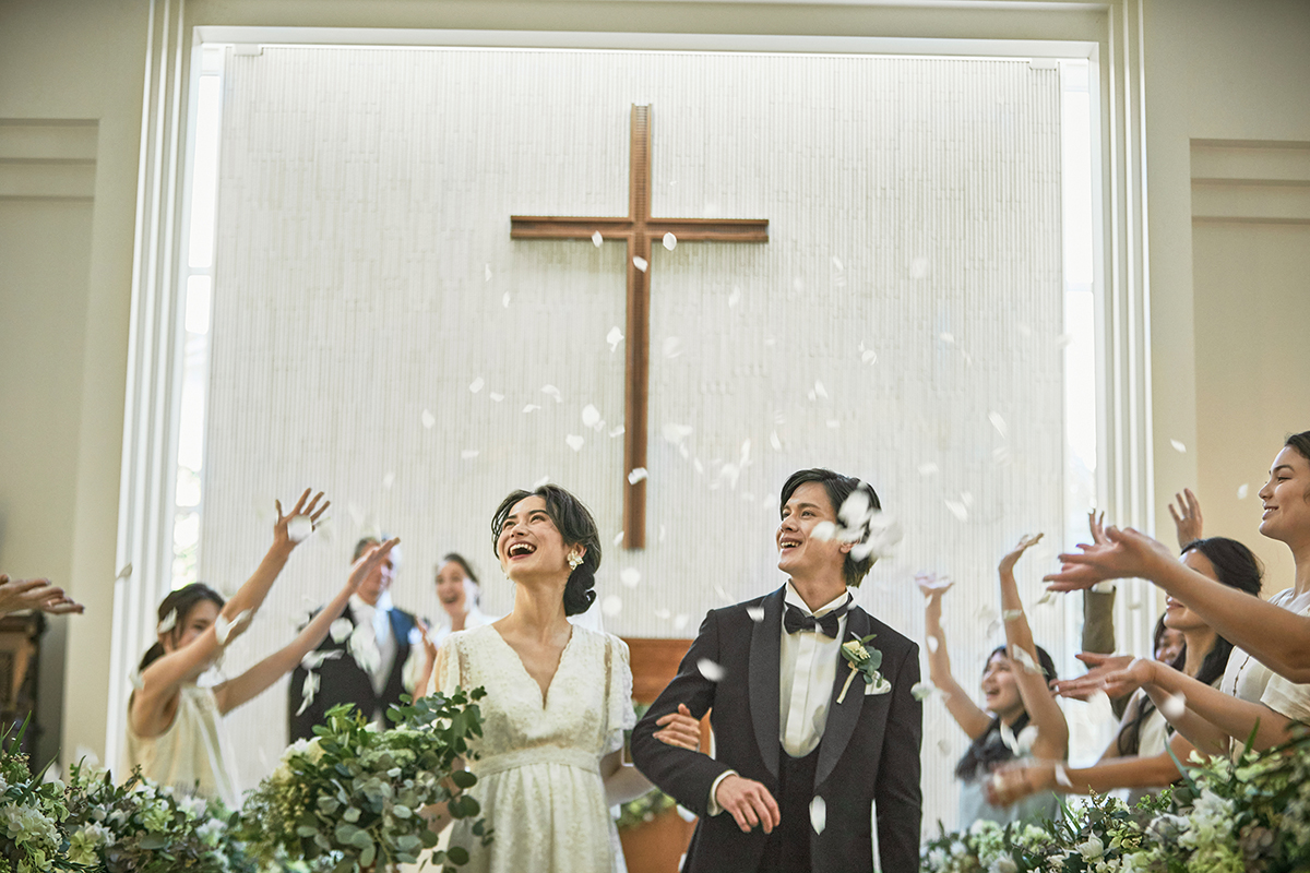 祝福のフラワーシャワーが舞う